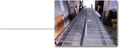 チェーン付きワイヤーコンベアーベルト組立作業_01/Wire conveyor belt